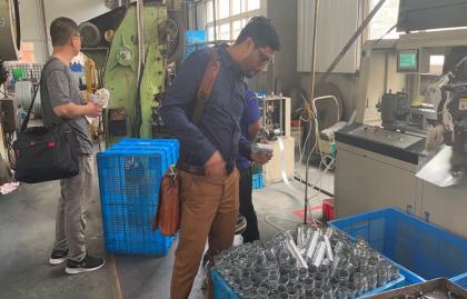 Clienții din Bangladesh vizitează fabrica Headman